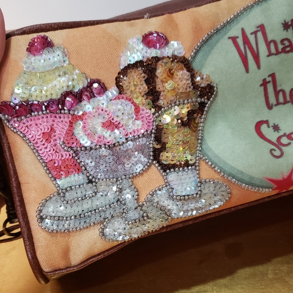 Isabella Fiore "Whats the Scoop" Case - Picture 8 of 12